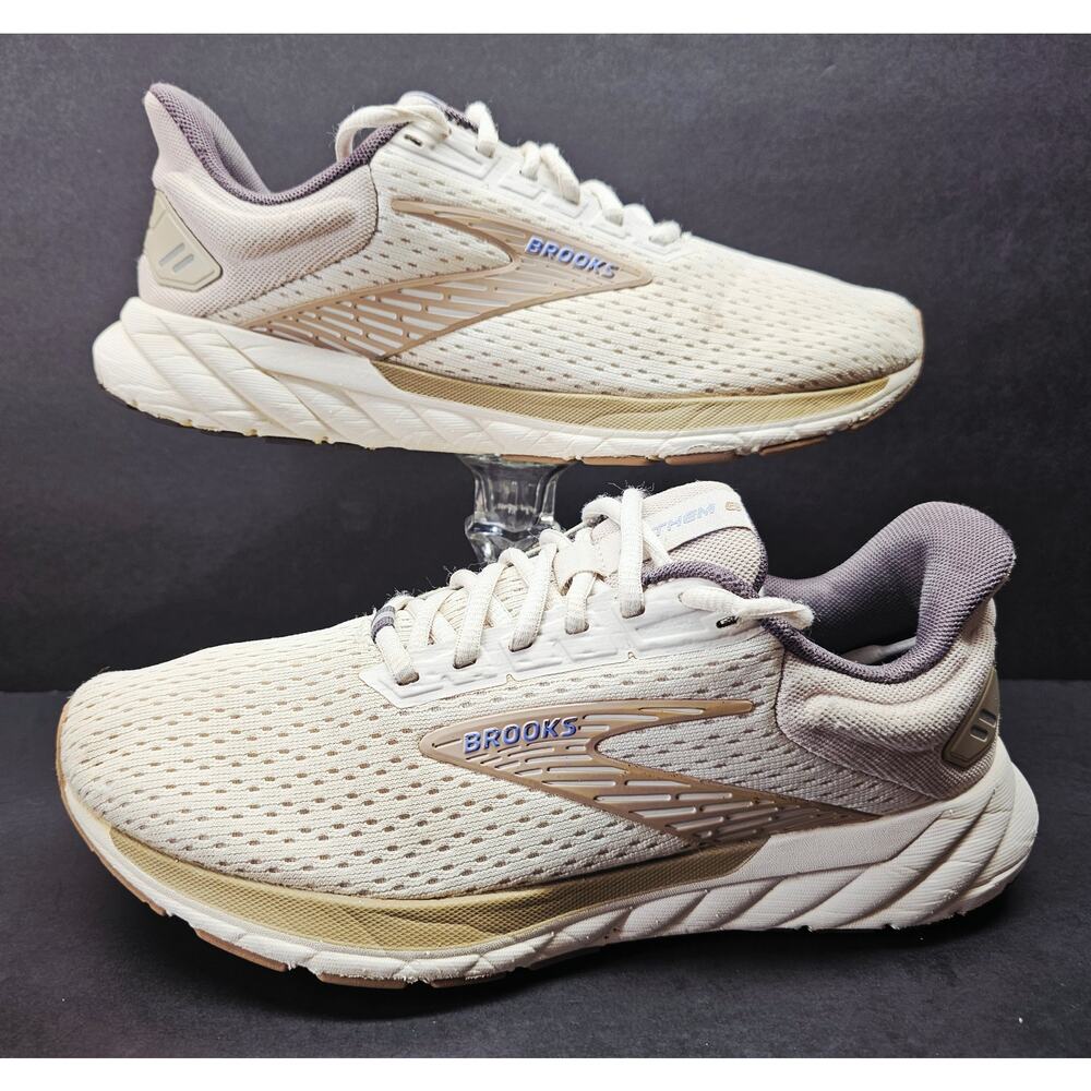Brooks Women's Sneakers in Cream and Light Gray. Small Fit
